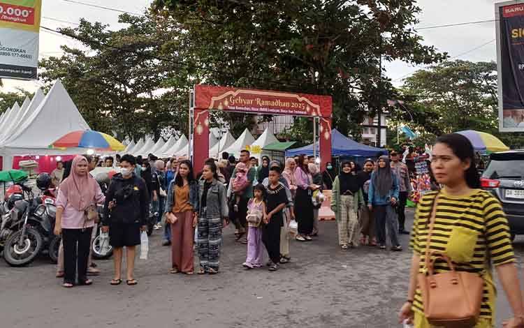 Suasana masyarakat memadati Gebyar Ramadan di sekitar Taman Kota Sampit, Sabtu, 1 Maret 2025. (FOTO:? DEWIP)