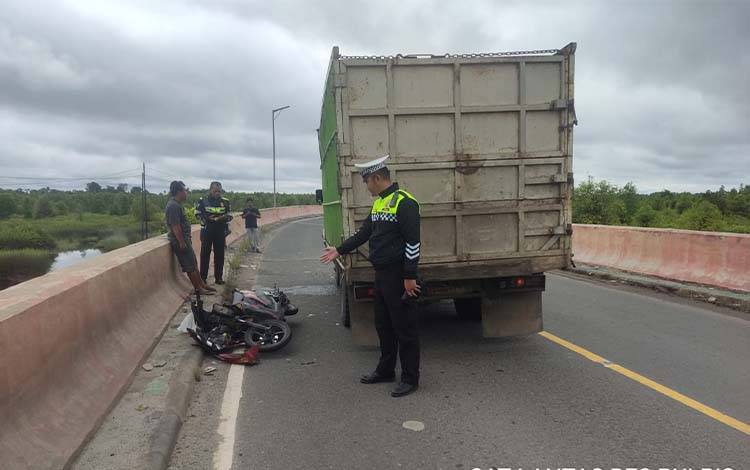 Ngeri, Tabrakan Truck vs Motor di Jembatan Tumbang Nusa Pulang Pisau