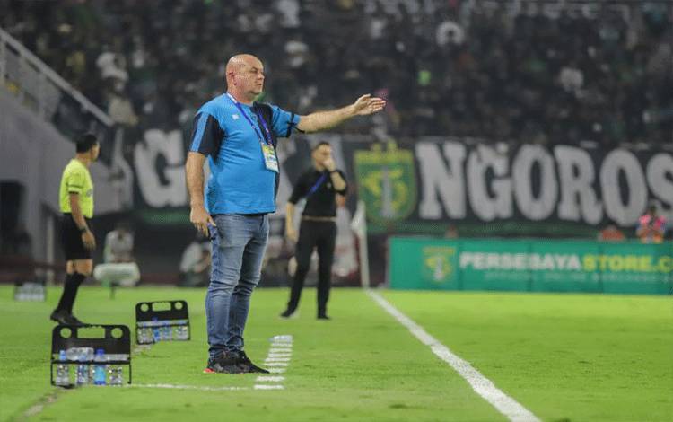 Pelatih Persib Bandung Bojan Hondak memberi instruksi kepada pemainnya saat pertandingan pekan ke-25 BRI Liga 1 Indonesia, di Stadion GBT Surabaya, Sabtu (1/3/2025) malam.(ANTARA/Rizal Hanafi