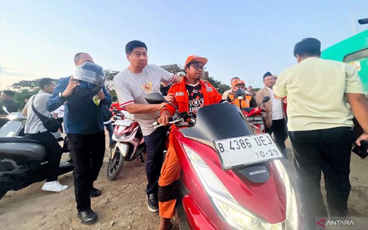 Menteri PKP Dibonceng Petugas PPPSU Naik Motor Cek Tembok Kawasan PIK
