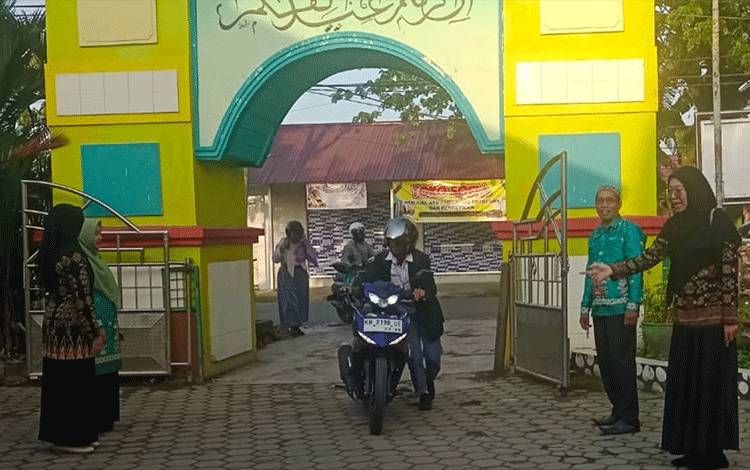 Ciptakan Lingkungan Sekolah Ramah, MAN Kapuas Sambut Kedatangan Peserta Didik Dengan Senyuman