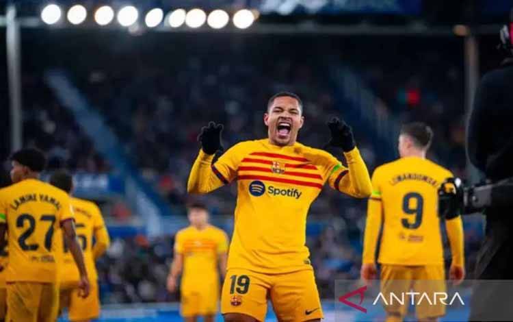 Selebrasi Vitor Roque setelah mencetak gol ketiga Barcelona dalam pertandingan Liga Spanyol lawan Alaves di Estadio Mendizorroz pada Minggu (4/2/2024). ANTARA/HO-Fcbarcelona/pri
