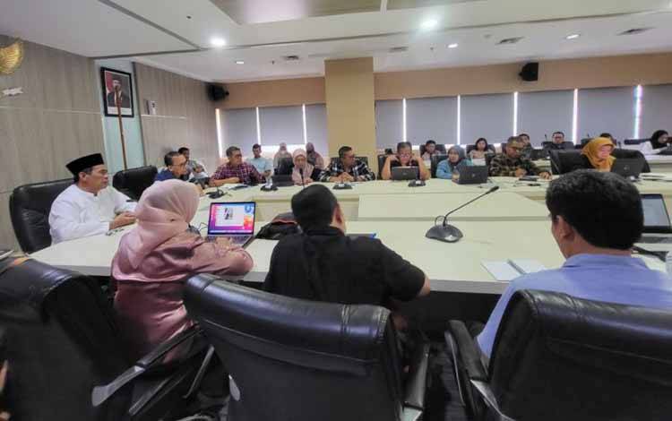 Menteri Pertanian Andi Amran Sulaiman (kiri) memimpin rapat bersama seluruh jajarannya di Kantor Kementan, Jakarta, Minggu (2/3/2025). ANTARA/HO-Humas Kementan