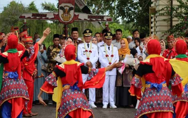 Kedatangan Bupati dan Wakil Bupati Seruyan Disambut Meriah