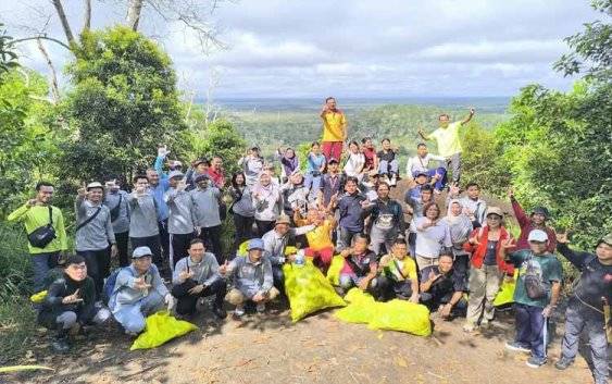 DLH Palangka Raya Gelar Aksi Bersih Sampah di TWA Bukit Tangkiling