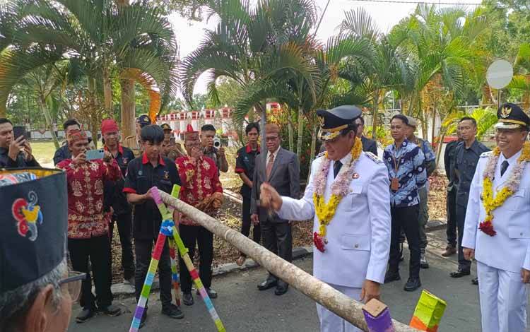 Hari Pertama Kerja, Bupati Seruyan dan Wakilnya Disambut Tradisi Adat Potong Pantan