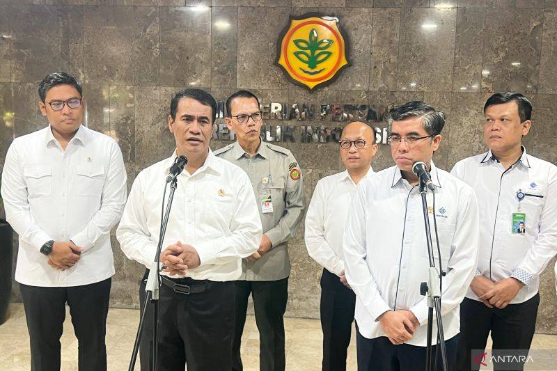 Menteri Pertanian (Mentan) Andi Amran Sulaiman (kedua kiri), Menteri Ketenagakerjaan (Menaker) Yassierli (kedua kanan), Wakil Menteri Pertanian Sudaryono (kiri) dalam jumpa pers di Jakarta, Senin (3/3/2025). ANTARA/Harianto