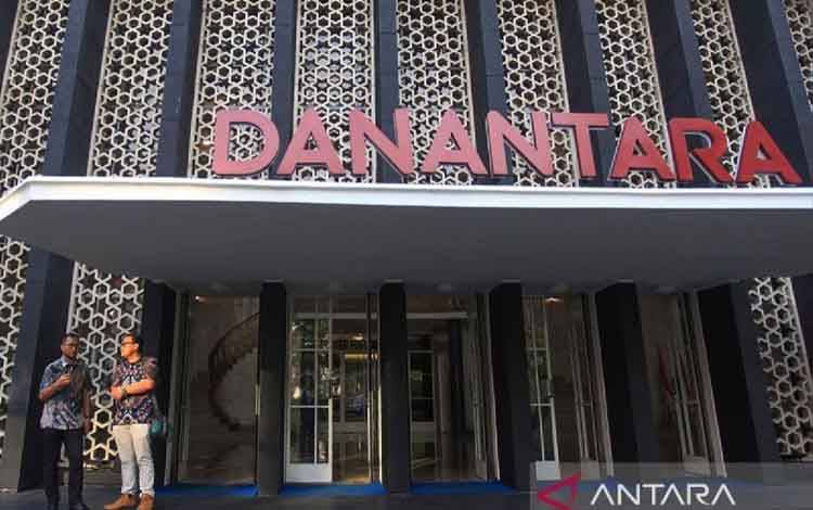 Sejumlah karyawan mengobrol di depan Gedung Badan Pengelola Investasi Daya Anagata Nusantara (BPI Danantara), di Jakarta. ANTARA FOTO/Reno Esnir/app/YU/am
