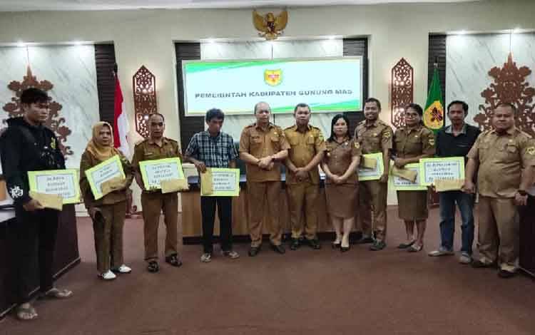 Pemkab Gunung Mas Serahkan Bantuan kepada Korban Bencana Kebakaran Rumah