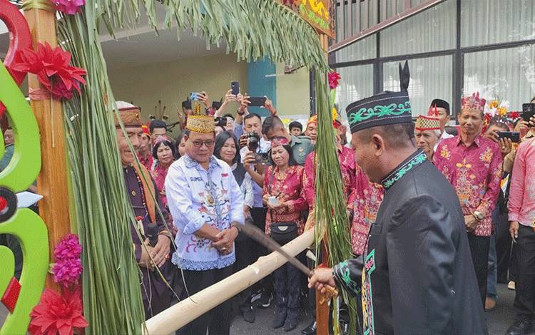 Tiba di Rujab, Bupati dan Wabup Kapuas Periode 2025-2030 Disambut Tradisi Adat Potong Pantan