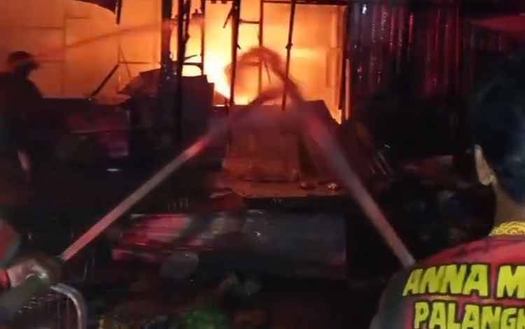 Kebakaran Warung di Palangka Raya Hanguskan Bangunan dan Timbulkan Kerugian Ratusan Juta