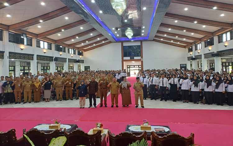 Bupati Kotim Serahkan SK 583 CPNS STTD dan PPPK Tahap 1 Tahun 2024