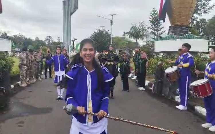 Drumband Gerdayak Meriahkan Penyambutan Kedatangan Gubernur dan Wagub Kalteng