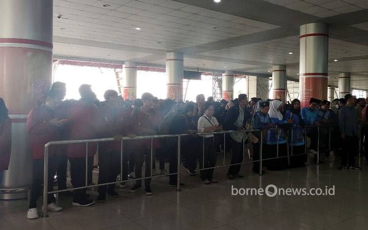 Ratusan Mahasiswa dan Pegawai Bersiap Sambut Kedatangan Gubernur Kalteng di Bandara