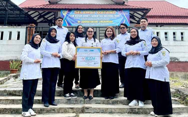 Plt Kepala Laboratorium Lingkungan DLH Kabupaten Barito Utara, Yohana Yamiso Yuliana beserta jajarannya. (Foto: Dhani)