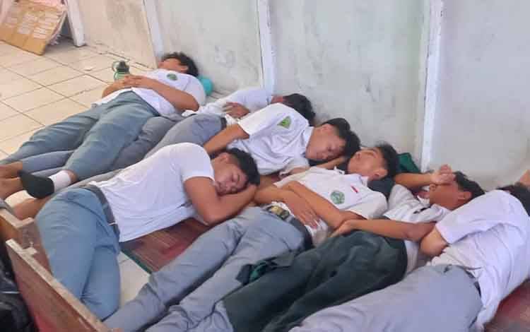Peserta didik saat melaksanakan program tidur siang bagi peserta didik, belum lama ini. (FOTO: IST)