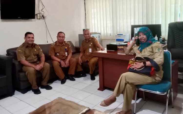 Kaban Kesbangpol, Camat Lahei dan DinsosPMD Bahas Penguatan Sistem Kelembagaan Dua Desa