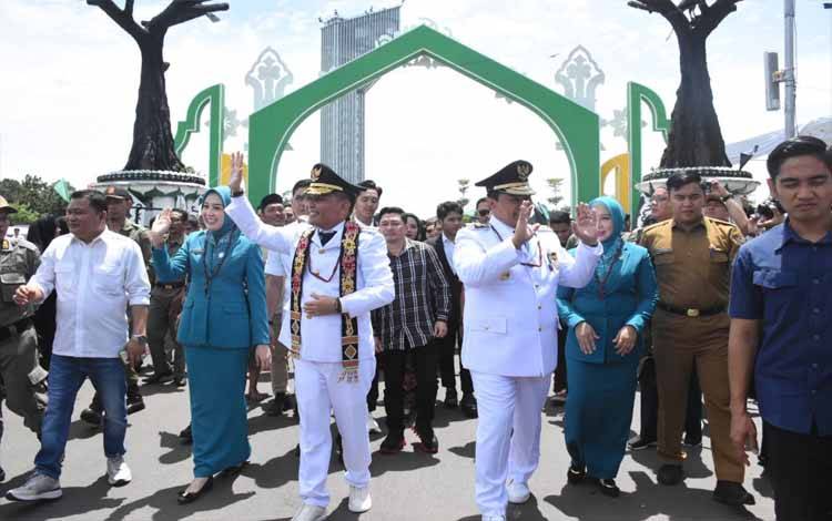 Gubernur Agustiar Sabran dan Wagub Edy Pratowo dapat pengalaman baru saat retret di Magelang. (FOTO:SETDA KALTENG)