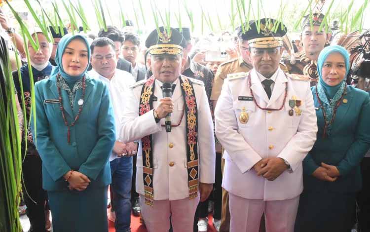 Gubernur Agustiar Sabran dan Wagub Edy Pratowo Fokus saat prosesi adat di Istana Isen Mulang, Selasa, 4 Maret 2025. (FOTO:SETDA KALTENG)