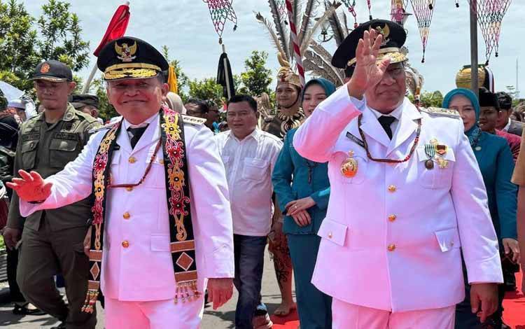 Gubernur Kalimantan Tengah, Agustiar Sabran dan Wakil Gubernur Kalteng, Edy Pratowo saat tiba di Istana Isen Mulang, Selasa, 4 Maret 2025. (FOTO: IST)
