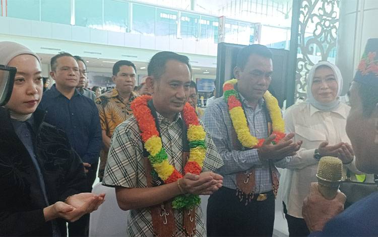 Wali Kota dan Wakil Wali Kota Palangka Raya Disambut dengan Prosesi Tampung Tawar