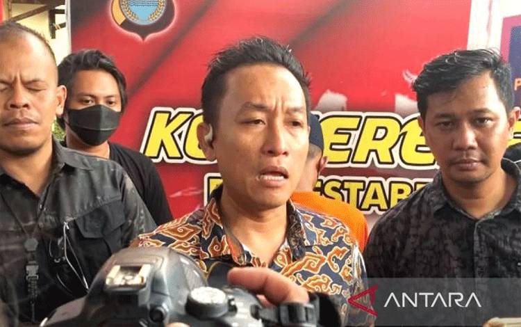 Kasat Reskrim Polrestabes Makassar AKBP Devi Sujana (tengah) didampingi jajarannya saat rilis di Mapolrestabes Makassar, Sulawesi Selatan. ANTARA/Darwin Fatir.