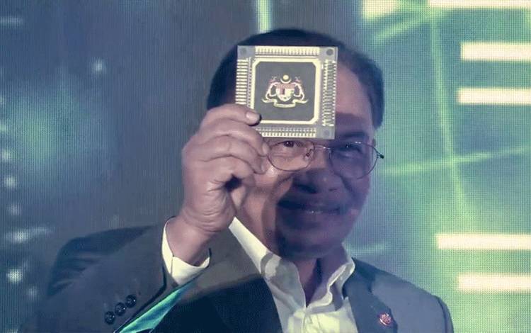 Tangkapan layar - Perdana Menteri Malaysia Anwar Ibrahim menunjukkan dummy cip saat peluncuran Kolaborasi Strategis dalam Industri Semikonduktor di Kuala Lumpur, Rabu (5/3/2025). (ANTARA/Virna P Setyorini)