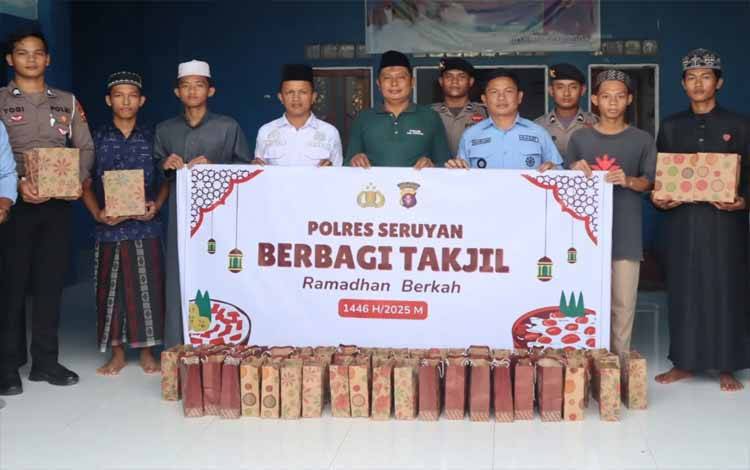 Polres Seruyan Bagikan Takjil Ramadan Berkah