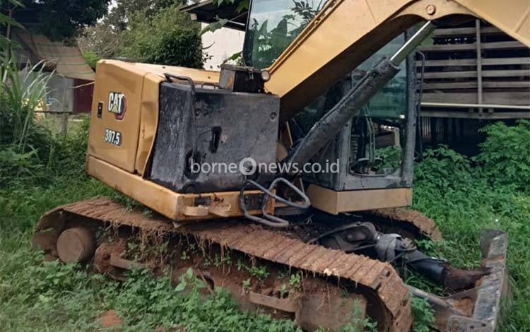 Ketua DPRD Kotim Soroti Ekskavator di Kecamatan Mangkrak