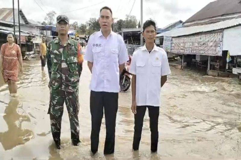 Kepala Desa Bukit Batu Edy Susanto memperlihatkan kondisi banjir, Rabu (5/3/2025). ANTARA/HO-BPBD Kapuas
