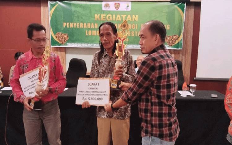 Kemitraan Perhutanan Sosial PT SSMS Tbk dan Kelompok Tani Hutan HKm Tani Sejati Kobar Raih Penghargaan Wana Lestari 2024