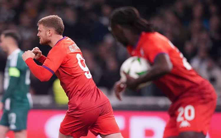 Pemain Fiorentina Lucas Beltran (tengah) berselebrasi setelah mencetak gol ke gawang Panathinakos saat pertandingan leg pertama babak 16 besar Liga Conference di Stadion Athens Olympic, Athena, Jumat dini hari WIB (7/3/2025). Fiorentina kalah 2-3 oleh Panathinaikos. ANTARA/X/@ACFFiorentinaEN