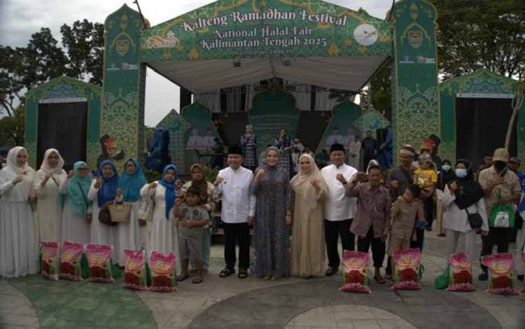 Foto bersama saat National Halal Fair 2025 di Palangka Raya. (FOTO:RINTO)