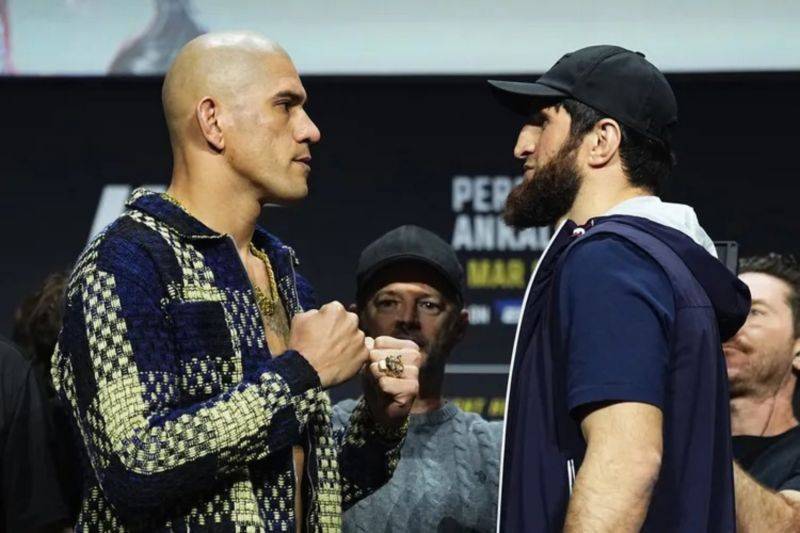 Juara kelas berat ringan UFC Alex Pereira (kiri) dan Magomedov Ankalaev (kanan) menjalani sesi faceoff jelang laga mereka di T-Mobile Arena, Las Vegas, Jumat (7/3/2025). (Laman MMA Fighting/Damon Martin)