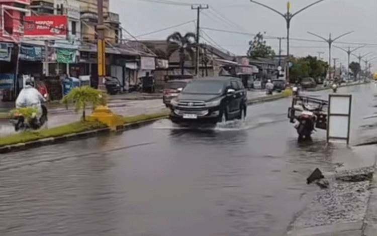 Jalan Temanggung Tilung Digenangi Air Jadi Sorotan Anggota DPRD Palangka Raya