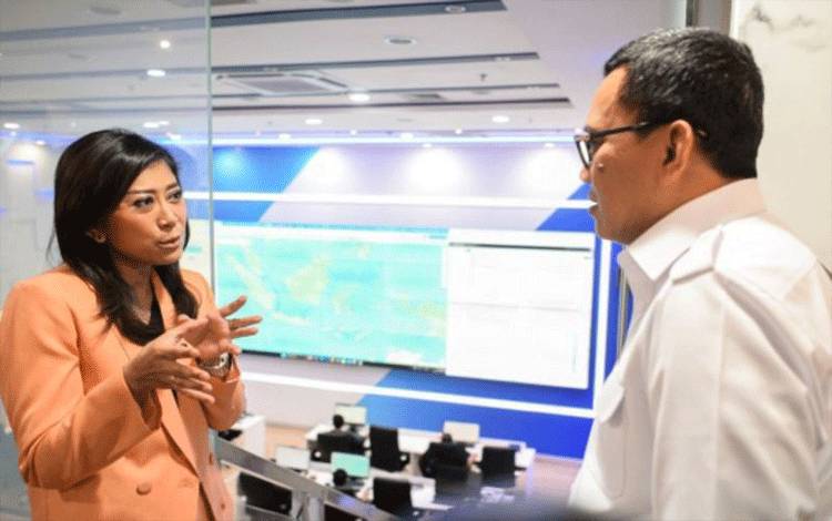 Menteri Komunikasi dan Digital Meutya Hafid (kiri) berbincang dengan Menteri Pelindungan Pekerja Migran Indonesia (P2MI) Abdul Kadir Karding di Jakarta, Jumat (7/3/2025). (ANTARA/HO-Kemkomdigi)