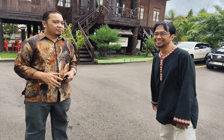 Kepala BPS Kotim Eddy Surahman (mengenakan baju batik) saat berbincang dengan salah satu awak media, belum lama ini. (FOTO ; DEVI*?