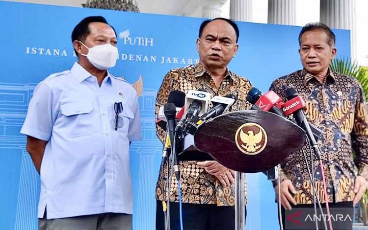 Menteri Koperasi Budi Arie Setiadi (tengah) menjawab pertanyaan wartawan soal koperasi desa dalam jumpa pers di Kompleks Istana Kepresidenan, Jakarta, Jumat (7/3/2025). ANTARA/Mentari Dwi Gayati