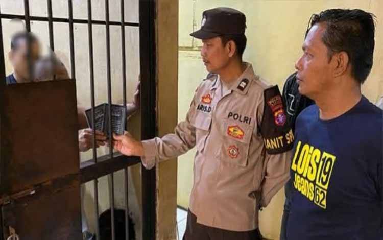 Polres Kapuas Bagikan Buku Tuntunan Agama dan Surat Yasin kepada Tahanan