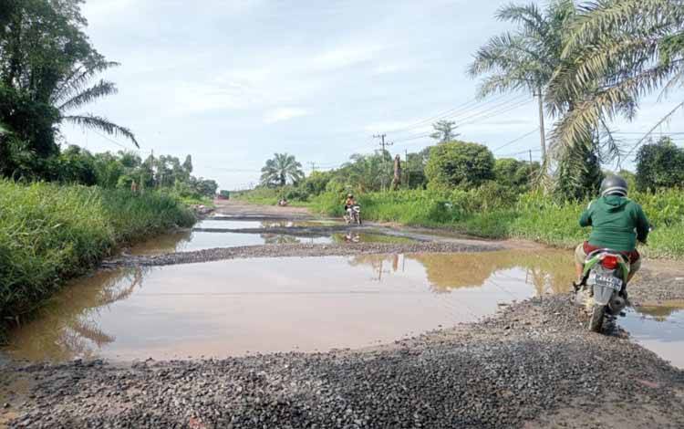 Masyarakat Keluhkan Jalan Lingkar Selatan Bagai Kolam saat Musim Hujan