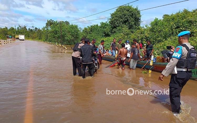 Personel Polsek Timpah Cek Banjir di Jalan Lintas Palangka Raya-Buntok Desa Teluk Batu