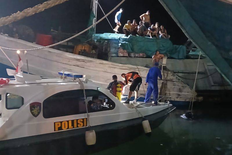 Tim SAR Gabungan Evakuasi Korban Mobil Terjun ke Laut