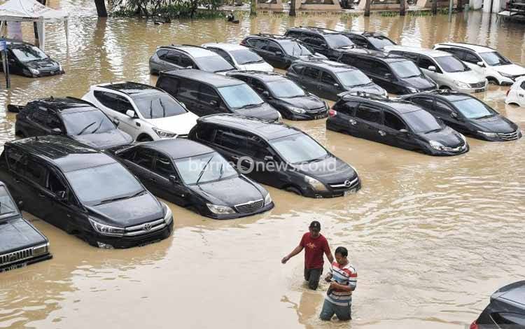 Kiat Aman Berkendara Pakai Mobil Listrik saat Melintasi Banjir