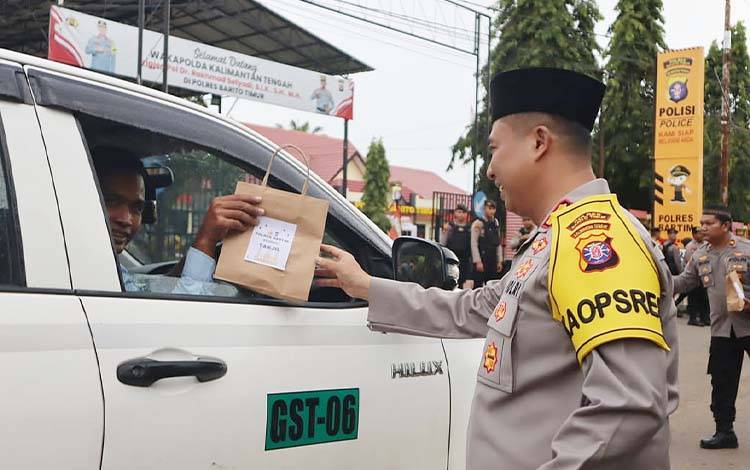Kapolres Barito Timur Pererat Kebersamaan di Bulan Ramadan dengan Berbagi Takjil