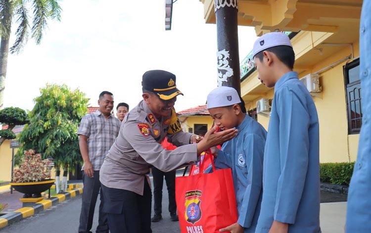 Kapolres Kobar Salurkan Bantuan Sosial kepada Santri