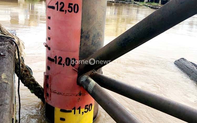 Anggota DPRD Barito Utara dan Lurah Melayu Imbau Warga Tepian Sungai Barito Waspada Banjir