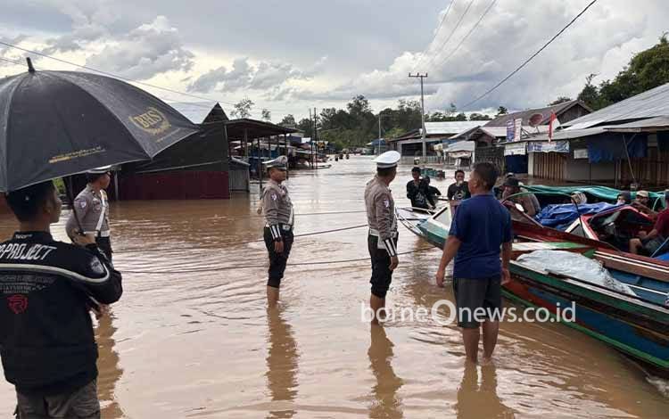 Polisi Atur Lalu Lintas di Lokasi Banjir Jalan Lintas Palangka Raya-Buntok