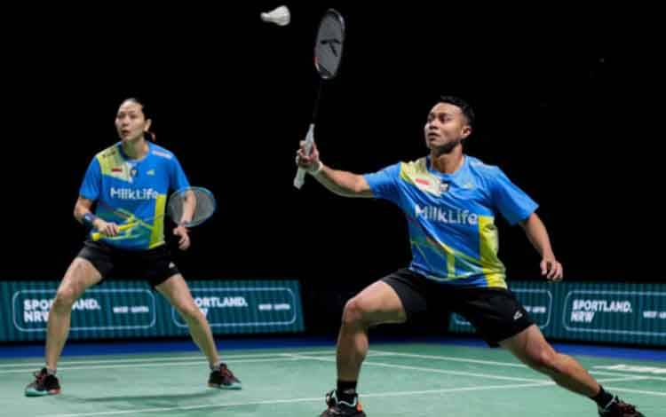 Ganda campuran Indonesia Rehan Naufal Kusharjanto/Gloria Emanuelle Widjaja saat bersaing dengan pasangan India Dhruv Kapila/Tanisha Crasto pada semifinal Geeman Open 2025 di Westernergie Sporthalle, Mulheim An Der Ruhr, Jerman, Sabtu (1/2/2025). Rehan/Gloria menang dengan skor 25-23, 10-21, 21-15. ANTARA/HO-PBSI/Badmintonphoto/Yang Shaochen