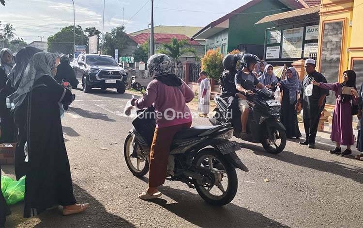 SD Negeri 1 Kuala Pembuang I Gelar Kegiatan Berbagi Takjil di Bulan Ramadan