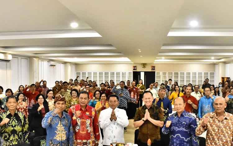 Bupati Kapuas, HM Wiyatno bersama tokoh lintas agama, bertempat di Aula Rapat Rujab Bupati, tadi malam. (FOTO: IST)